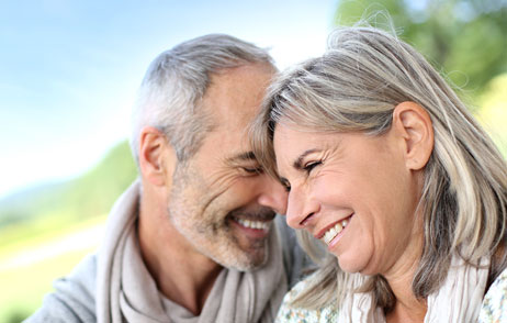 älteres Ehepaar lachen zusammen