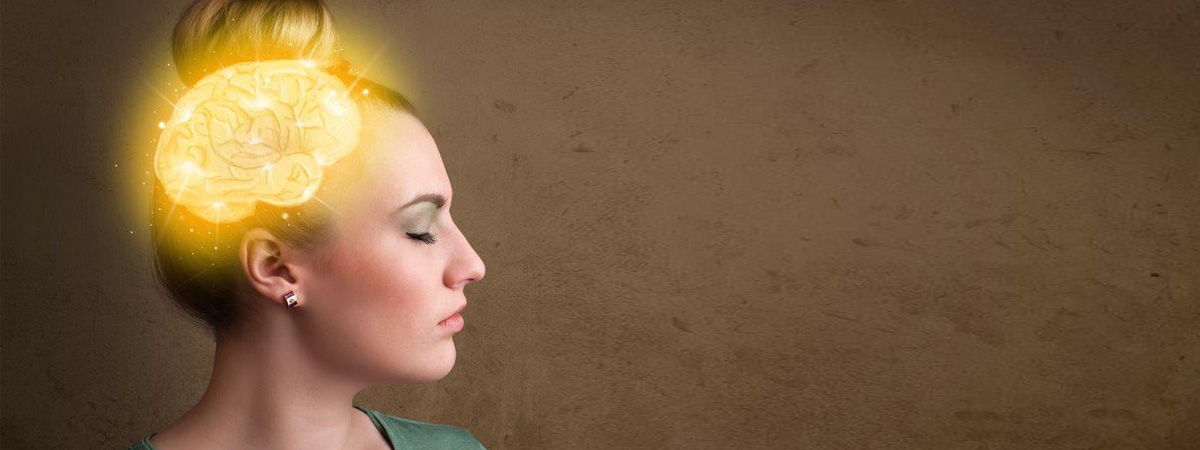 Abbildung einer jungen Frau. Das Gehirn leuchtet gelb.